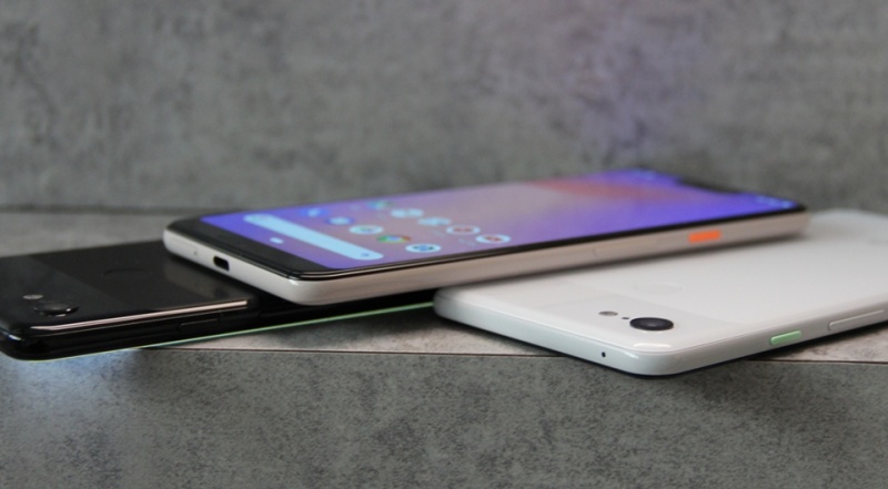 Google 新一代的Pixel 3 系列旗艦雙機，5.5 吋的Pixel 3、6.3吋擁「劉海」全螢幕的Pixel 3 XL；前置自拍相機均搭載雙鏡頭（支援廣角拍攝），機背主相機為單鏡頭。（圖記者劉惠琴攝）