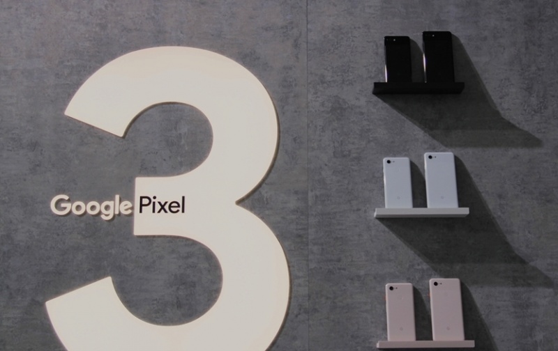Google 新一代的Pixel 3 系列旗艦雙機，5.5 吋的Pixel 3、6.3吋擁「劉海」全螢幕的Pixel 3 XL；機身共有黑、白與全新的淡粉色。（圖記者劉惠琴攝）