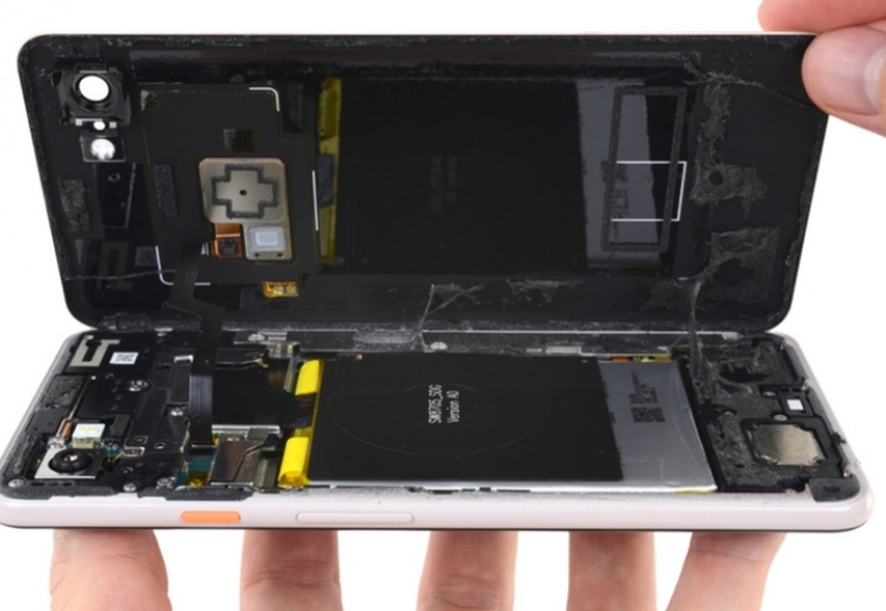 Google Pixel 3 XL 採用三星AMOLE面板。（圖翻攝自iFixit)