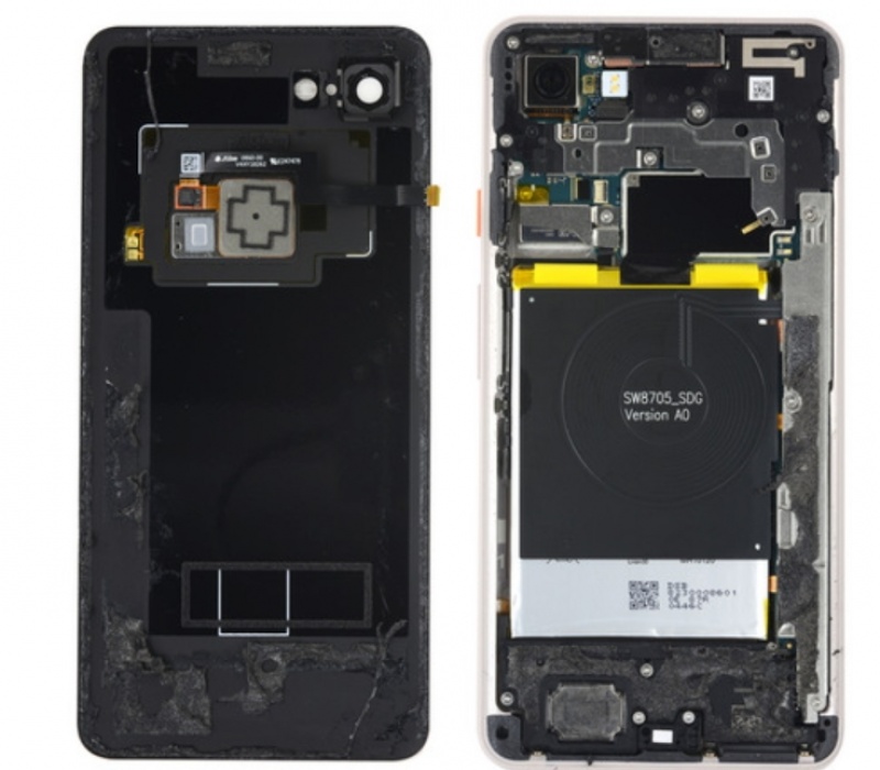 Google Pixel 3 XL內建電池容量為3,430 mAh，總電量為13.2 Wh；相比前代 Pixel 2 XL 內建 3520mAh 電量，略為縮減。（圖翻攝自iFixit)