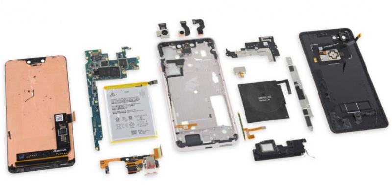 Google Pixel 3 XL，搭高通S845處理器，採用6.3吋OLED螢幕、18.5:9；機背為玻璃背蓋材質，主相機配置1220萬畫素單鏡頭；前自拍主相機為800萬畫素雙鏡頭，具廣角拍攝功能。 內建電池容量為3,430 mAh，總電量為13.2 Wh。（圖翻攝自iFixit)
