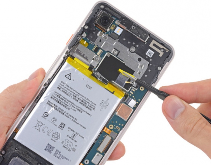 Google Pixel 3 XL 內建電池容量為3,430 mAh，總電量為13.2 Wh；支援快充與無線充電功能。（圖翻攝自iFixit)