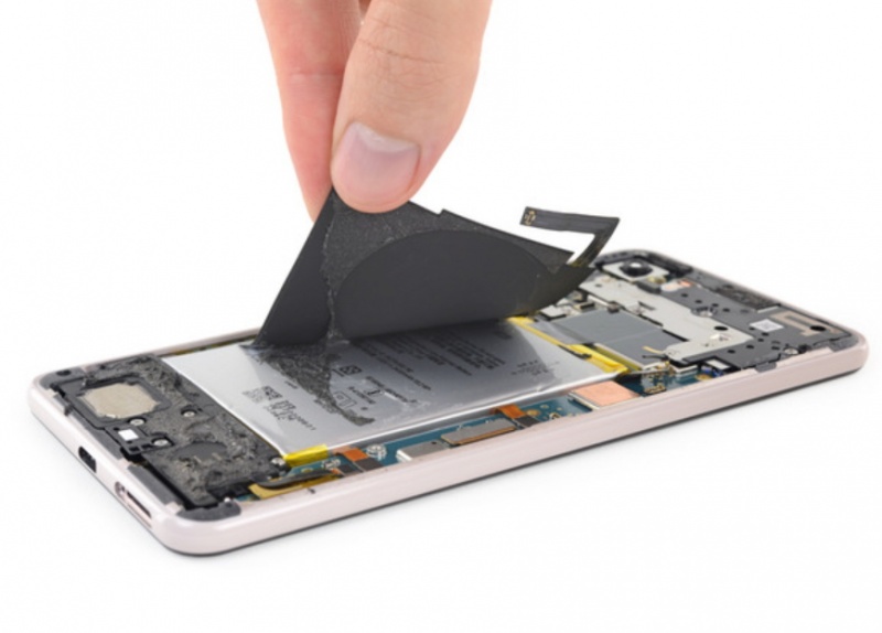 Google Pixel 3 XL 內建電池容量為3,430 mAh，總電量為13.2 Wh；支援快充與無線充電功能。（圖翻攝自iFixit)