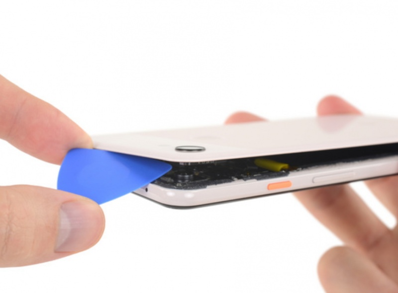 Google Pixel 3 XL 採用6.3吋OLED螢幕，支援HDR技術；前後均採用玻璃材質。（圖翻攝自iFixit)