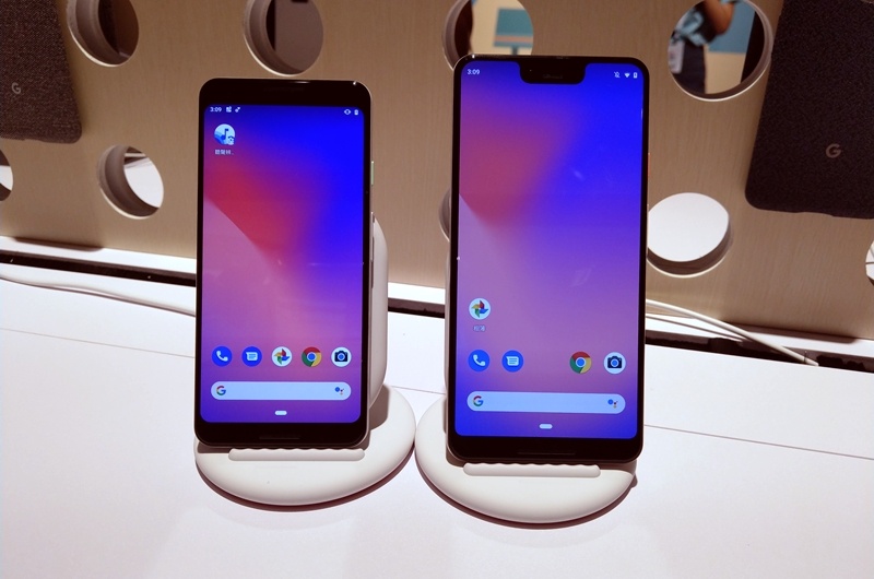 Google 首度在台開賣第三代旗艦機 Pixel 3、3 XL，螢幕分別為5.5吋、6.3吋。機身有黑、白、淡雅粉紅三種顏色。（圖／記者劉惠琴攝）