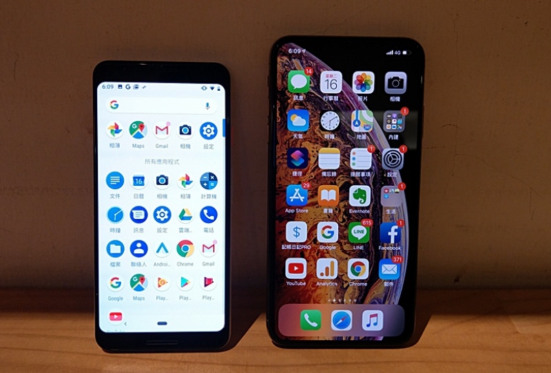 左為5.5吋 Google 新旗艦 Pixel 3；右為6.5吋iPhone XS Max ；均採用OLED螢幕。（圖／記者劉惠琴攝）