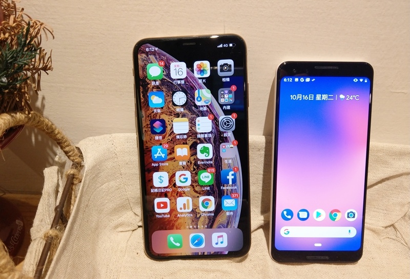 憂為5.5吋 Google 新旗艦 Pixel 3；左為6.5吋iPhone XS Max ；均採用OLED螢幕。（圖／記者劉惠琴攝）