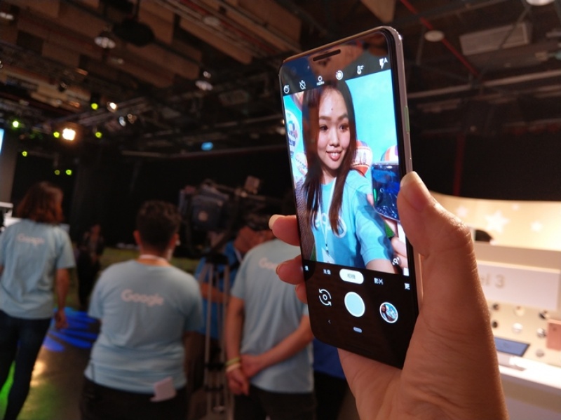 旗艦雙機 Pixel 3主打強大AI技術與拍照功能，也是 Google 在收購前HTC研發團隊後的首款代表作，從軟硬體測試、相機影像參數設定、以及內建繁中版的Google語音助理等，都有來自台灣團隊入主Google Pixel的心血。（圖／記者劉惠琴攝）