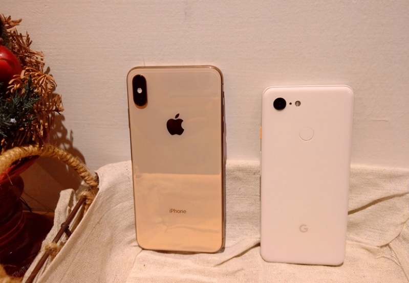 左為6.5吋iPhone XS Max ；右為5.5吋 Google 新旗艦 Pixel 3；均強打AI技術的拍攝功能。（圖／記者劉惠琴攝）
