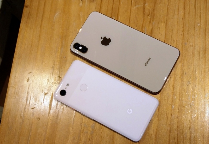 左為5.5吋 Google 新旗艦 Pixel  3；右為6.5吋iPhone XS Max ；均強打AI技術的拍攝功能。（圖／記者劉惠琴攝）