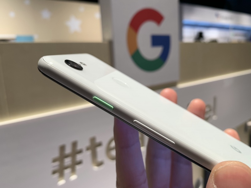 Google Pixel 3 、3 XL 機身側邊主電源鍵，長按可進行螢幕截圖。白色機身搭配綠色電源鍵，相當搶眼吸睛，辨識度極高。（圖／記者黃敬淳攝）