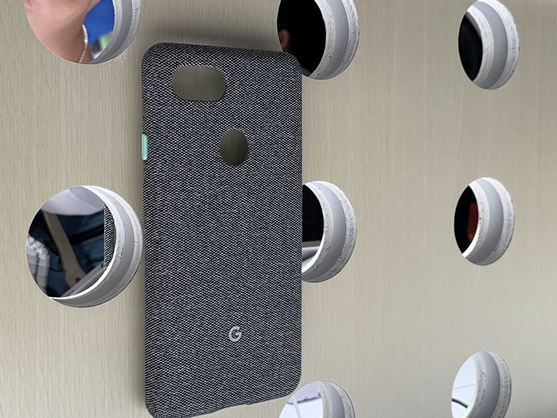 Google Pixel 3  系列專屬保護殼，採用針織材質。（圖／記者黃敬淳攝）