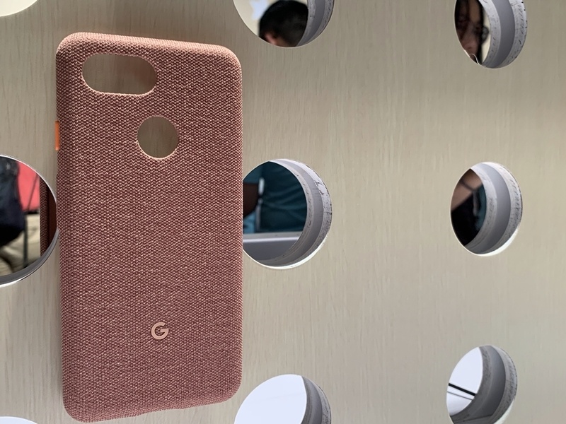 Google Pixel 3  系列專屬保護殼，採用針織材質。（圖／記者黃敬淳攝）