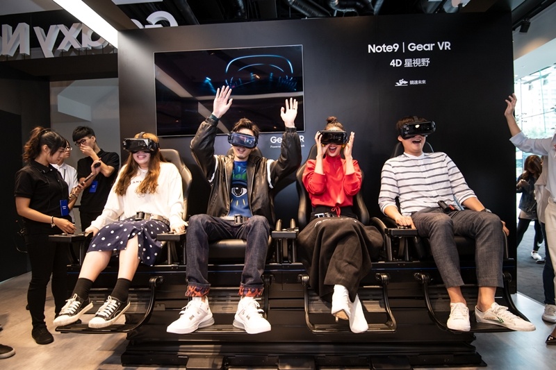 戴上Gear VR，坐上4D動感座椅，瞬間置身於栩栩如生的街道場景，立刻展開一場令人血脈噴張的城市飛車之旅。（圖三星提供）