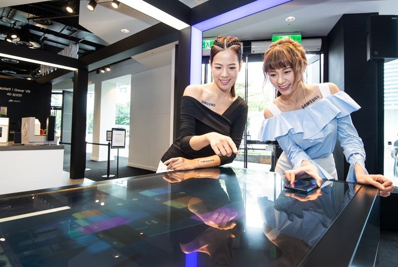 三星「Galaxy Studio」全球巡迴台北站，特別客製的專屬遊戲互動觸控桌台，滑動手上的 Galaxy Note 9，在超大螢幕上玩磚塊遊戲，還提供機智問答累積分數。（圖／三星提供）