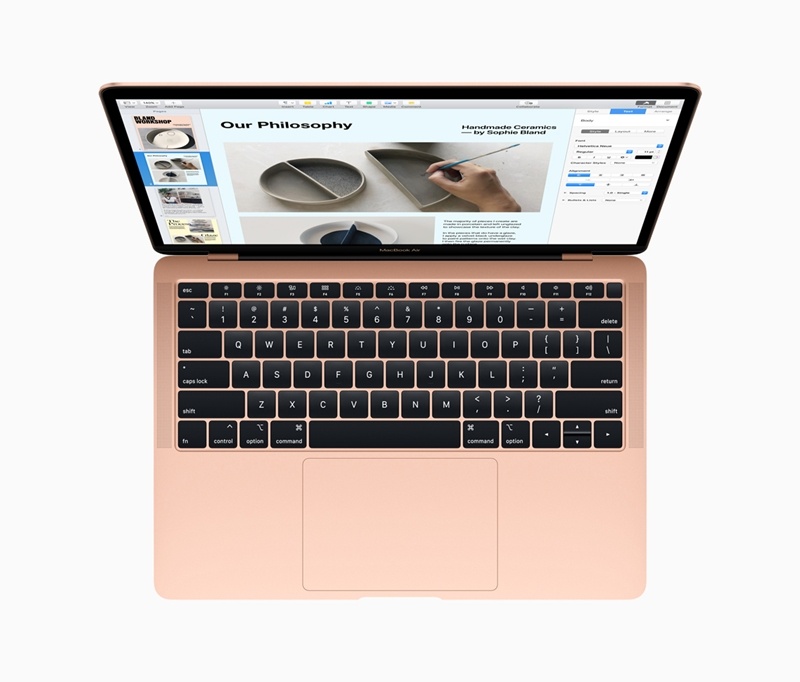 全新 MacBook Air 配備13.3 吋的 Retina 顯示器、Touch ID、最新一代蝶式背光鍵盤，以及力度觸控板。（圖片來源／蘋果提供）