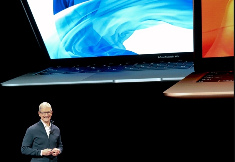  MacBook Air 具備長達 12 小時的電池續航力；播放影片可長達 13 小時。（圖片來源／美聯社）