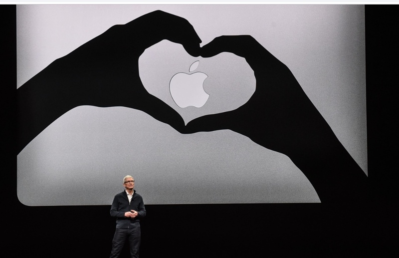 2018全新推出的 MacBook Air，是蘋果第一部以 100% 再生鋁金屬打造的 Mac。（圖片來源／法新社）