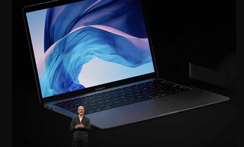  MacBook Air 搭載第八代英爾Core i5處理器、薄度僅1.56公分、重僅1.25 公斤。（圖片來源／法新社）