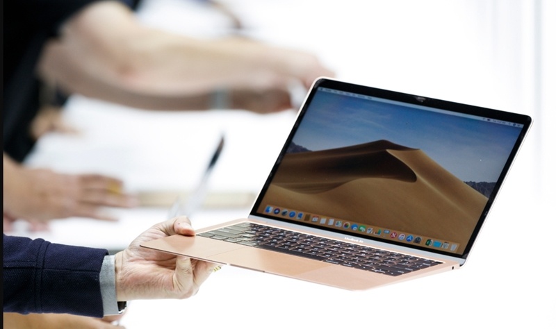 2018全新推出的 MacBook Air、配備13.3 吋的 Retina 顯示器、Touch ID、最新一代鍵盤。（圖片來源／歐新社）