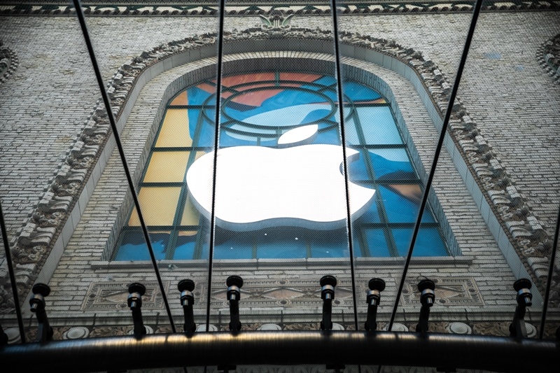 蘋果於紐約舉辦十月新品發表會，正式推出首款配備13.3 吋 Retina 顯示器的MacBook Air。（圖片來源／彭博）