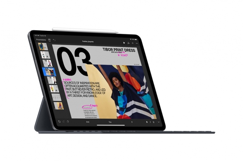 iPad Pro與智慧鍵盤相連後，透過其內建的支架，提供兩種不同的角度觀看，可手動調整。（圖片來源／蘋果官網）