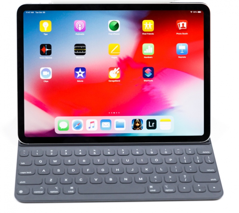 2018新款「全螢幕」 iPad Pro。智慧鍵盤相連後，透過其內建的支架，提供兩種不同的角度觀看，可手動調整。（圖片來源／法新社）