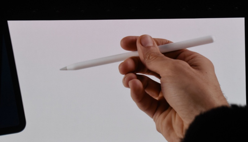 第二代Apple Pencil 採磁吸式設計，可吸附在iPad Pro邊框上，自動進行無線充電與配對。（圖片來源／法新社）