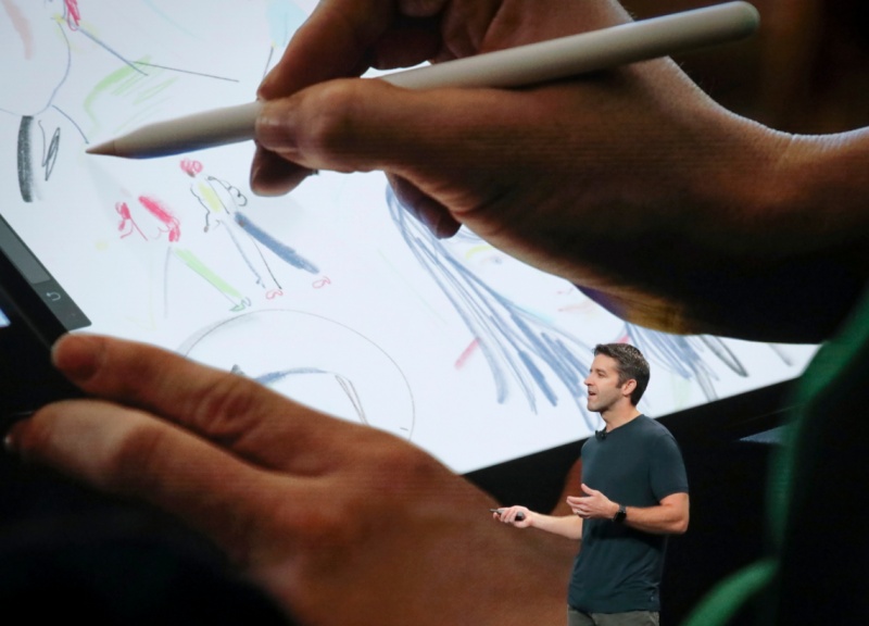 第二代Apple Pencil 採磁吸式設計，可吸附在iPad Pro邊框上，自動進行無線充電與配對。（圖片來源／美聯社）