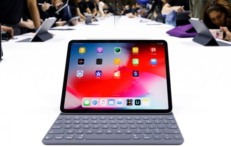 蘋果發表大改版的「全螢幕」第三代 iPad Pro，Lghtning 傳輸充電介面首度改換成「USB Type-C」，可外接支援5K顯示器，也可為iPhone反向充電。新款智慧鍵盤雙面夾，採用磁力吸附設計，為iPad Pro帶來完善的保護。（圖片來源／歐新社）