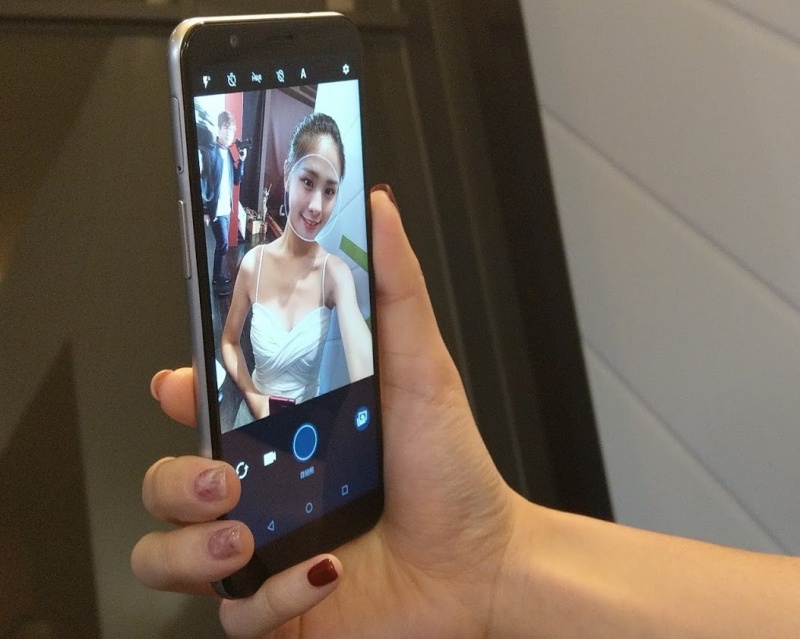 宏達電2019年推出第一款新機為主打入門平價的 HTC Desire 12s，前後搭載1300萬畫素相機。（圖記者劉惠琴攝）