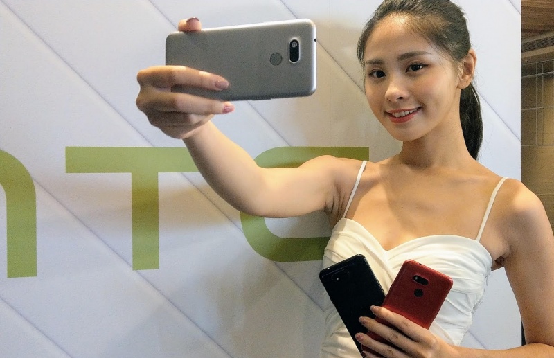 宏達電2019年推出第一款新機為主打入門平價的 HTC Desire 12s，前後搭載1300萬畫素相機。（圖記者劉惠琴攝）