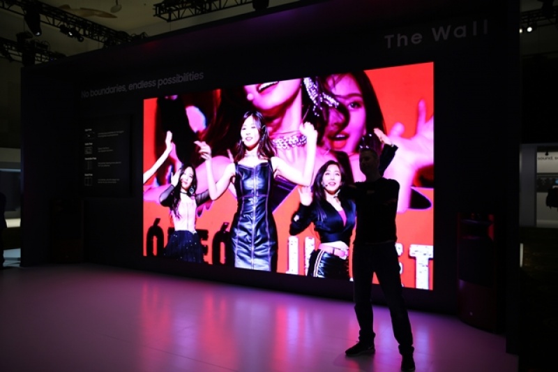 現場還播放韓國知名女團TWICE的影片，顯示產品的高畫質。