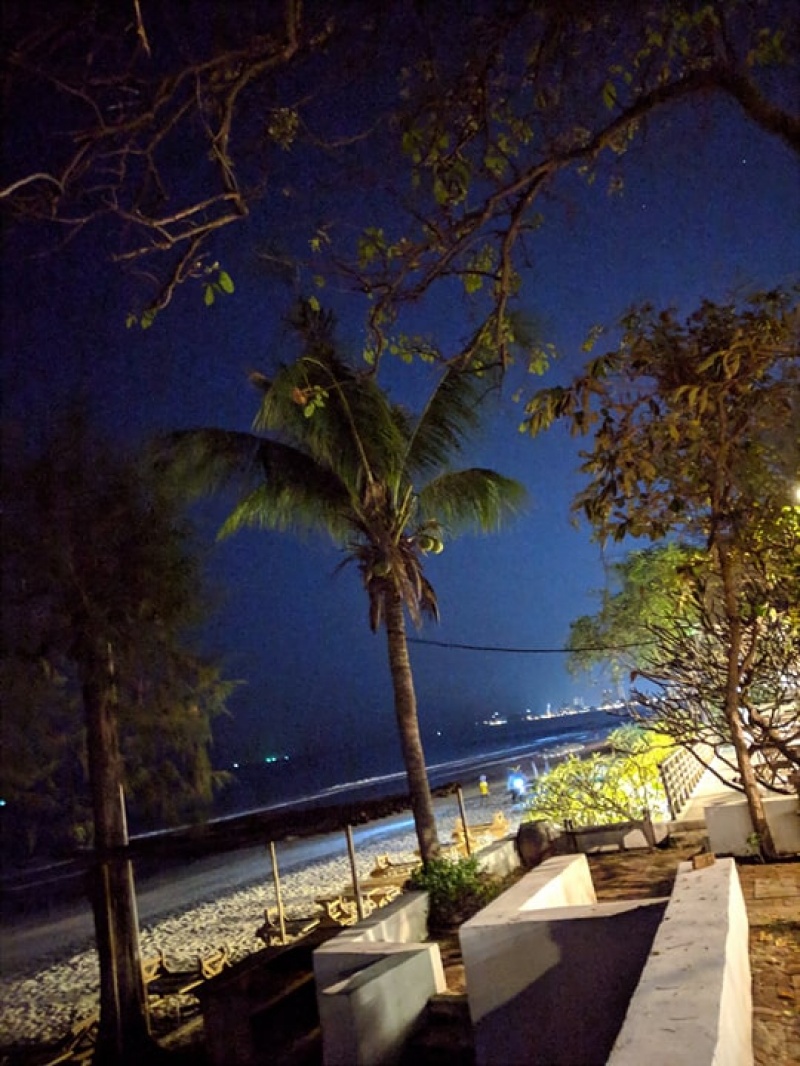 在非常微弱的戶外光源下，使用Pixel 3 手機內建的「夜視」拍攝模式，拍攝海邊夜晚沙灘。(圖／記者劉惠琴攝)