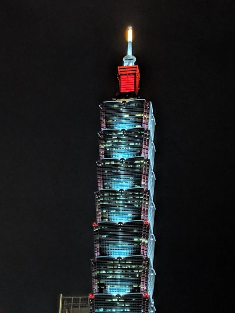 開啟夜視模式下，透過高解析數位變焦功能，拍攝遠處的台北101大樓。(圖／記者劉惠琴攝)
