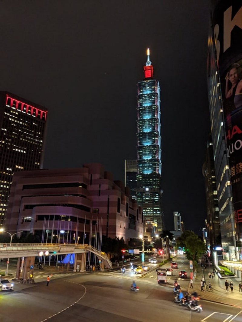 開啟夜視模式下，拍攝遠處的台北101大樓。(圖／記者劉惠琴攝)