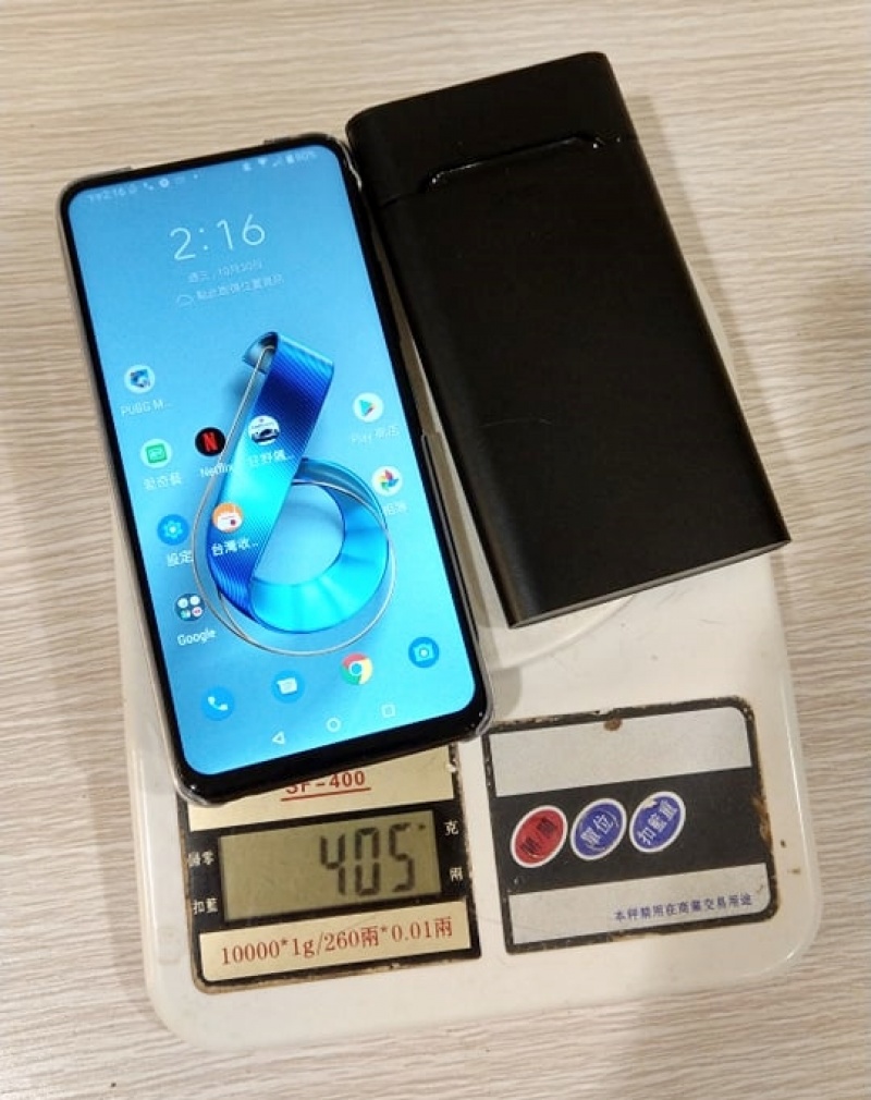 於今年10月新上市的華碩行動電源 ZenPower 10000 QC3.0，重量為185克（圖右）；圖左為華碩「翻轉式」雙鏡頭旗艦手機ZenFone 6，外出攜帶一支ZenFone 6手機與ZenPower 行動電源，重量總計為405克。（圖／記者劉惠琴攝）