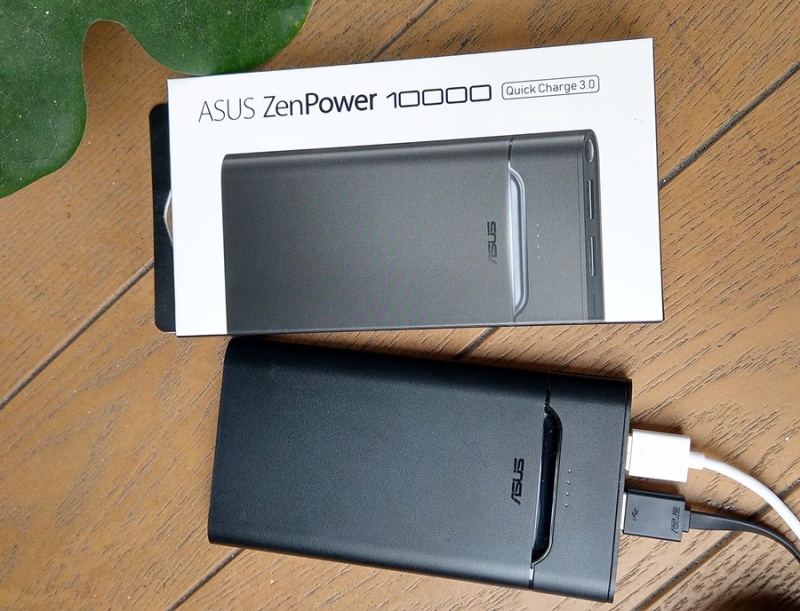 於今年10月新上市的華碩行動電源 ZenPower 10000 QC3.0，重量為185克。配備兩個USB-A輸出，可同時為兩台裝置充電；其中一個 USB 接孔（插槽為藍色），具備支援最新高通 Quick Charge 3.0 快速充電的USB-A輸出，能以最高18W功率、最大3A輸出進行快充。（圖／記者劉惠琴攝）