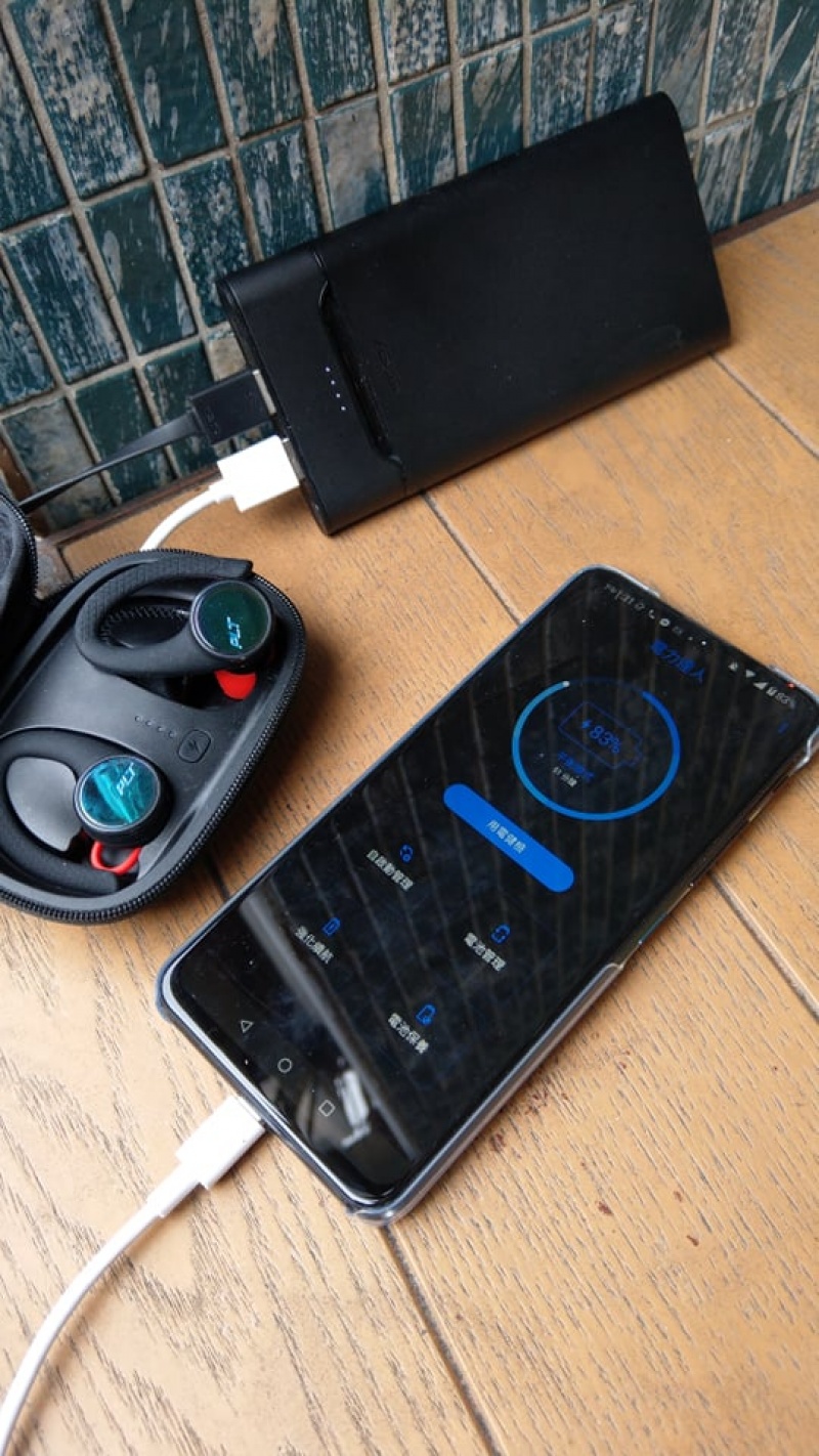 華碩行動電源 ZenPower 10000 QC3.0，配備兩個USB-A輸出，可同時為兩台裝置充電；其中一個 USB 接孔（插槽為藍色），具備支援最新高通 Quick Charge 3.0 快速充電的USB-A輸出，能以最高18W功率、最大3A輸出進行快充。（圖／記者劉惠琴攝）