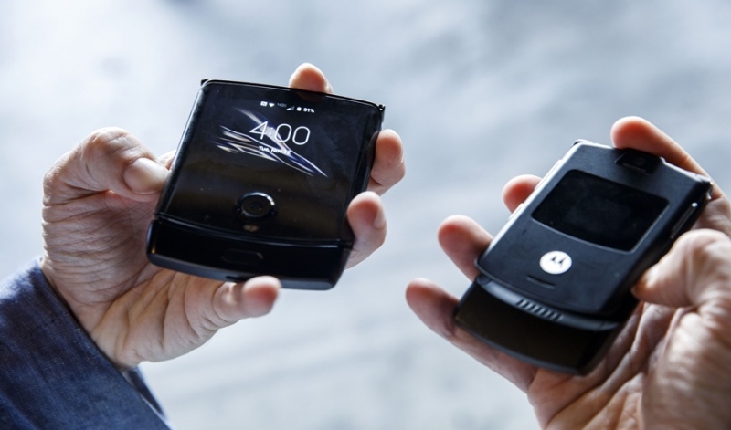 MOTO RAZR 2019 摺疊超薄雙螢幕智慧手機。（圖／彭博）