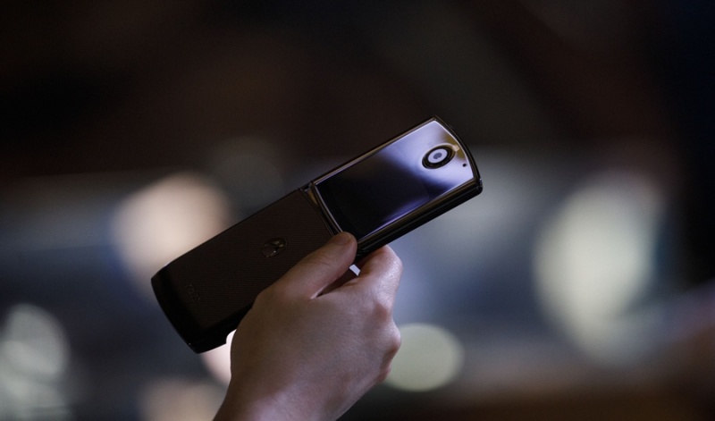 MOTO RAZR 2019 摺疊超薄雙螢幕智慧手機。（圖／彭博）