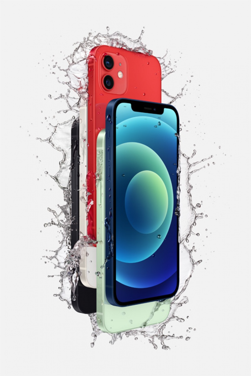 全新一代的iPhone 12系列機款，皆具備有防潑抗水功能。圖為雙鏡頭的5.4吋iPhone 12 mini、6.1吋iPhone，於最深達 6 公尺水中最長可達 30 分鐘。（圖蘋果提供）