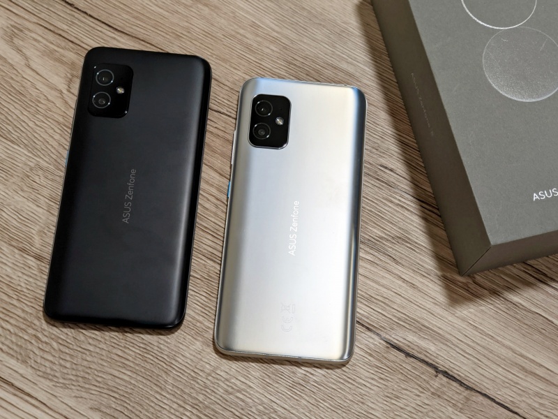 ZenFone 8，機頂設置有3.5mm耳機孔。（圖／記者劉惠琴攝）