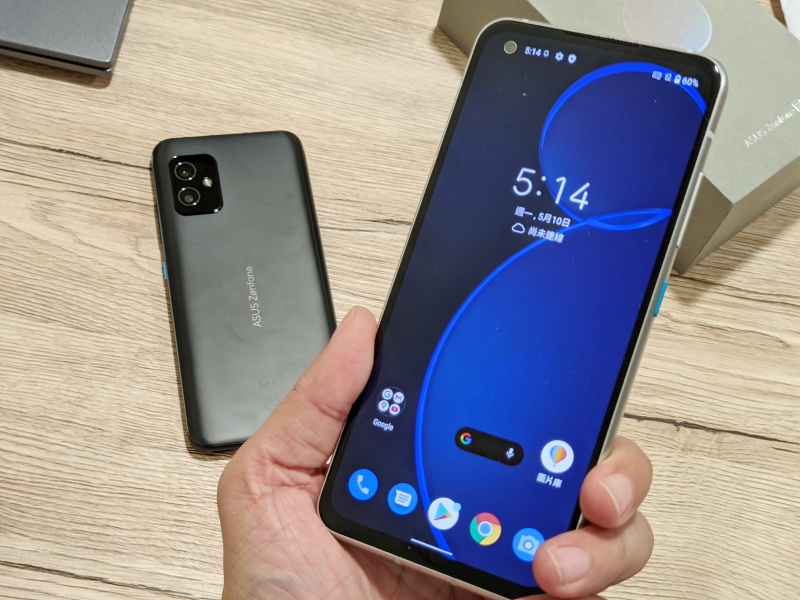 華碩主打小尺寸的ZenFone 8，5.9吋挖孔式全螢幕，機頂設置有3.5mm耳機孔。（圖／記者劉惠琴攝）