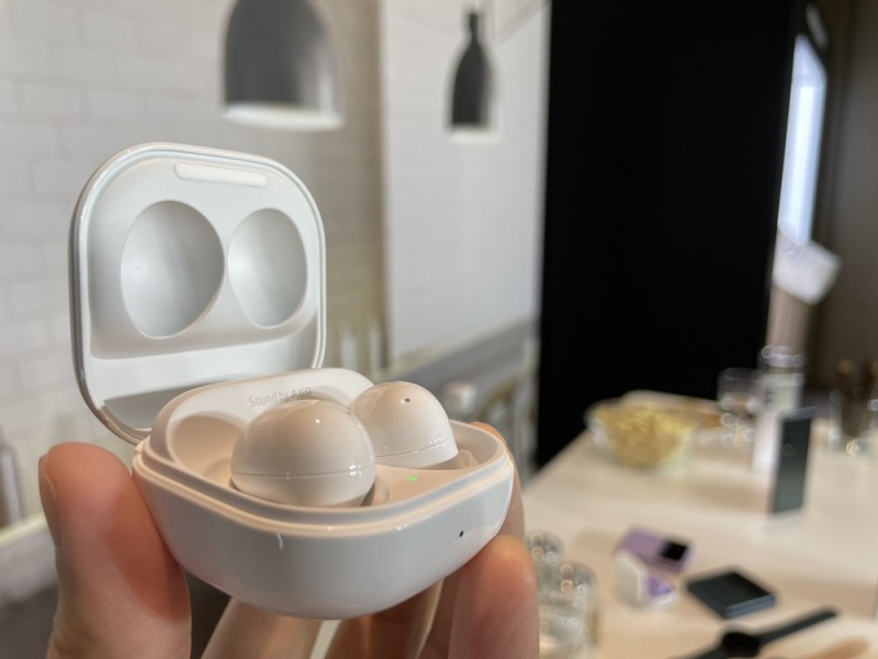 三星第二代無線耳機 Galaxy Buds 2支援主動降噪技術與專業AKG音效調教的，耳機本體 5 公克重，為該品牌旗下無線耳機系列之中最輕巧的一款。（圖／記者黃敬淳攝）