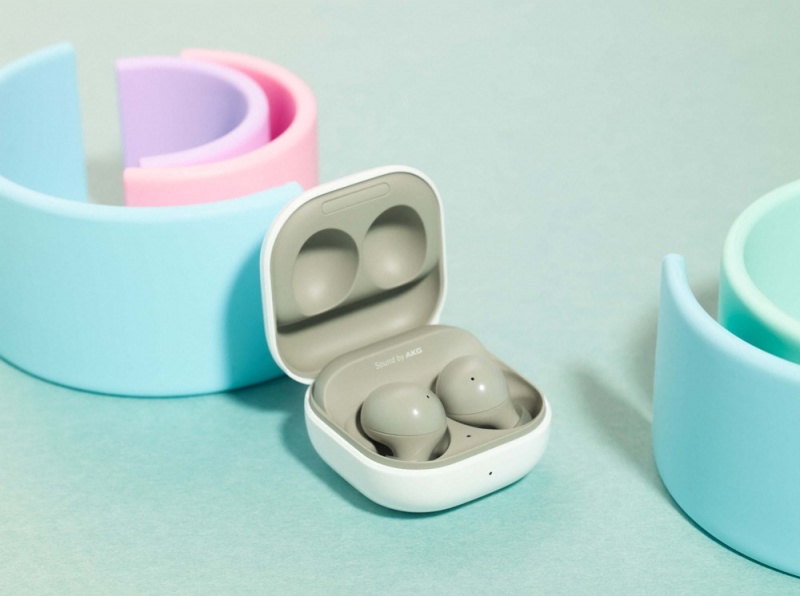 三星新款無線降噪耳機 Galaxy Buds 2，共有黑、白、薰衣草紫與薄荷綠四種配色，其中薄荷綠為全新登場的配色。（圖／三星提供）