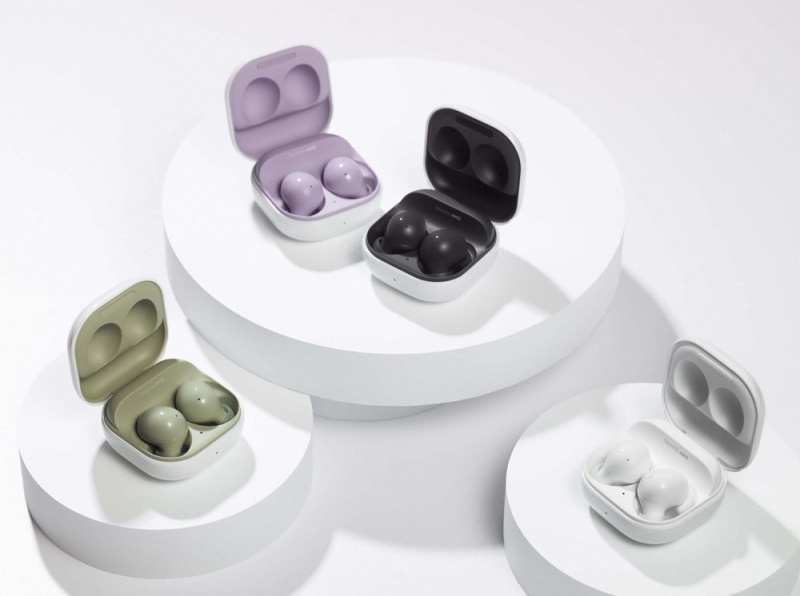 三星新款無線降噪耳機 Galaxy Buds 2，共有黑、白、薰衣草紫與薄荷綠四種配色，其中薄荷綠為全新登場的配色。（圖／三星提供）