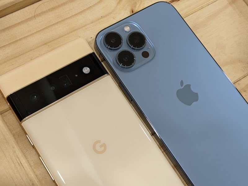 圖左為Google Pixel 6 Pro；圖右為iPhone 13 Pro Max。（圖／記者劉惠琴攝）