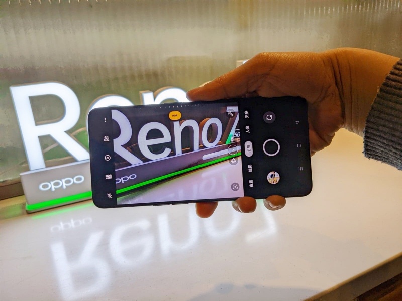 OPPO在2022年推出全新一代搭聯發科晶片的 Reno7 輕旗艦系列。（圖／記者劉惠琴攝）