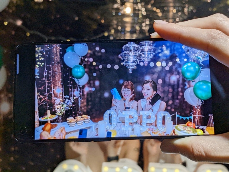 OPPO Reno7 共推出「星雨藍」和「星河漸變」兩色，定價 NT$15,990元；Reno7 Pro 則是推出「星雨藍」和「星夜黑」兩色，定價 NT$21,990元。兩款皆已2 月 19 日在 OPPO 自家通路及網路平台開賣，實體和電信通路於3月1日上市開賣。（圖／記者劉惠琴攝）